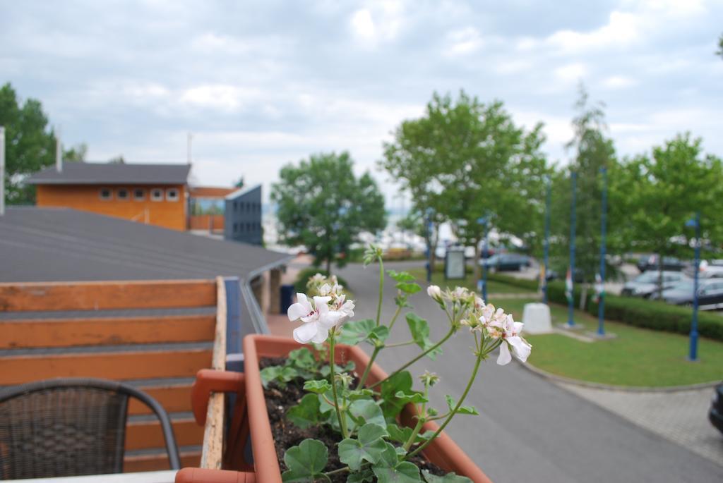Sekli Panzio Apartment Balatonlelle Luaran gambar